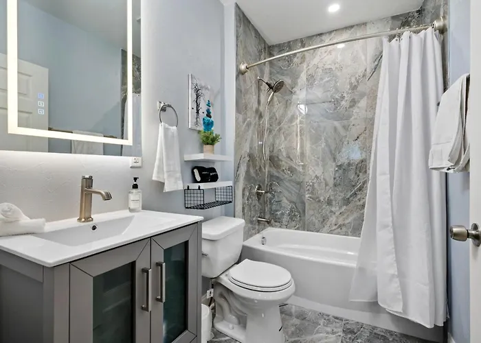 Apartment King Bed With Free Parking, Step Free Access