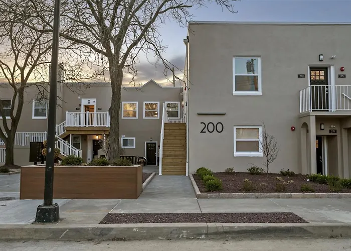 King Bed With Free Parking, Step Free Access Apartment Pittsburgh
