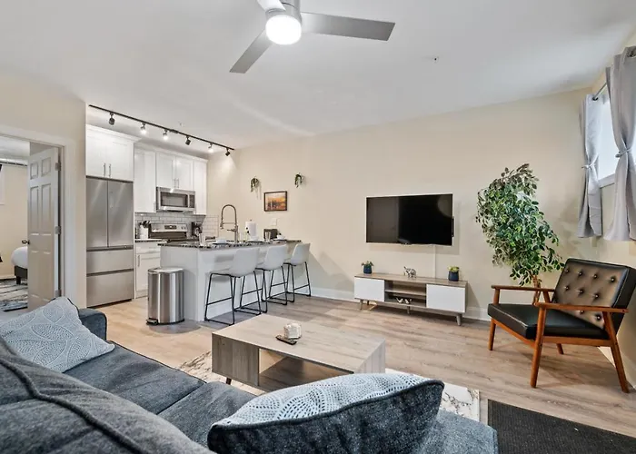 King Bed With Free Parking, Step Free Access Apartment Pittsburgh