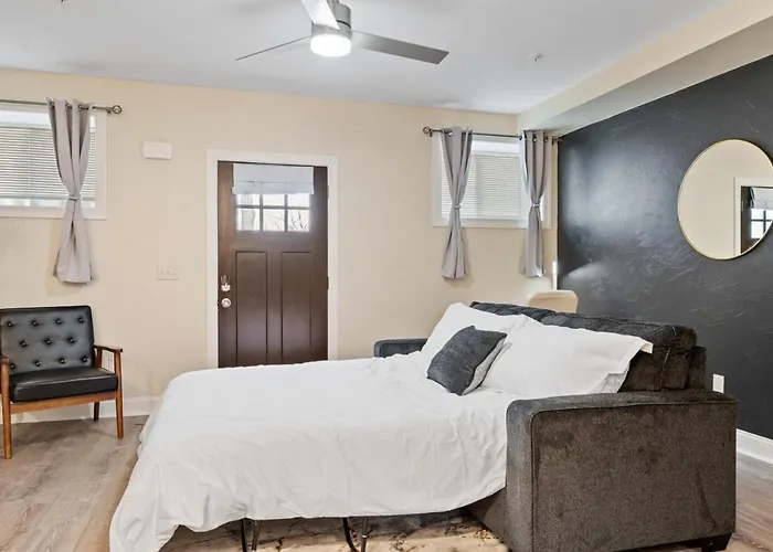 Apartment King Bed With Free Parking, Step Free Access