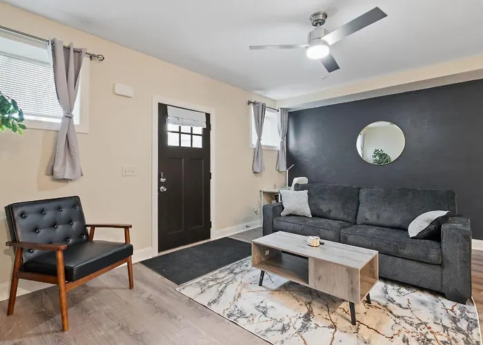 King Bed With Free Parking, Step Free Access Apartment