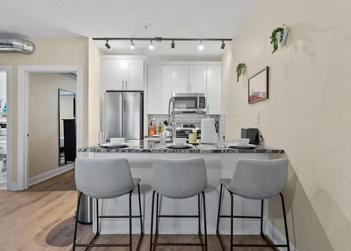 Apartment King Bed With Free Parking, Step Free Access