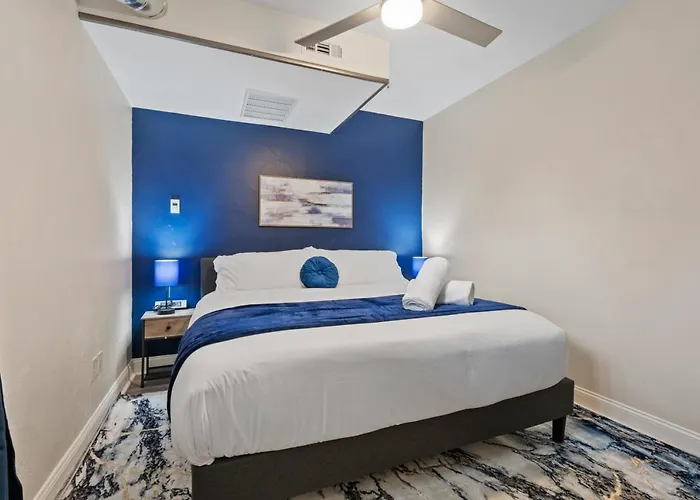 Apartment King Bed With Free Parking, Step Free Access Pittsburgh