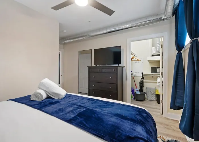 King Bed With Free Parking, Step Free Access *