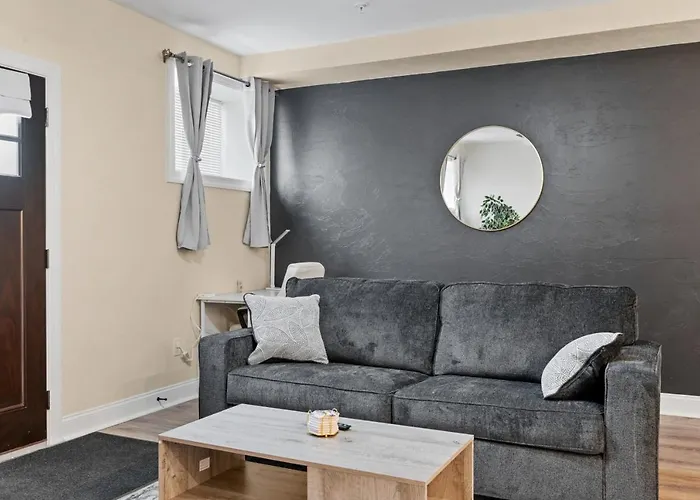 King Bed With Free Parking, Step Free Access Apartment